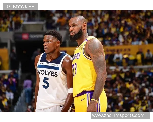 爱德华兹巧妙突破包夹精准传球助攻戈贝尔精彩扣篮得分