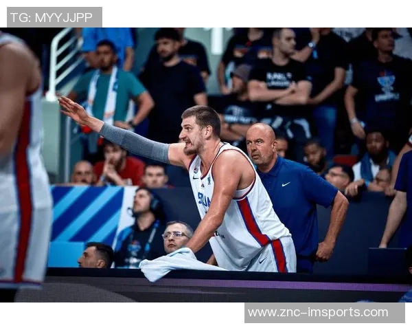 约维奇半场表现亮眼6投3中罚球全中贡献10分外加3篮板2助攻1盖帽